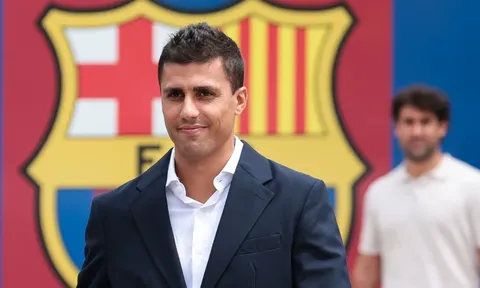 Vì sao Real Madrid vuột mất Rodri vào tay Barcelona?