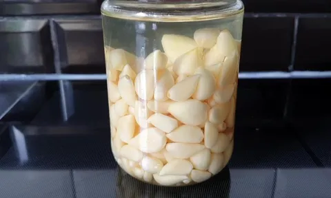 Tại sao quán ăn thường ngâm tỏi vào nước sôi?