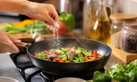 Thời điểm nêm muối khiến món ăn mất ngon nhưng nhiều người vẫn mắc vì thói quen
