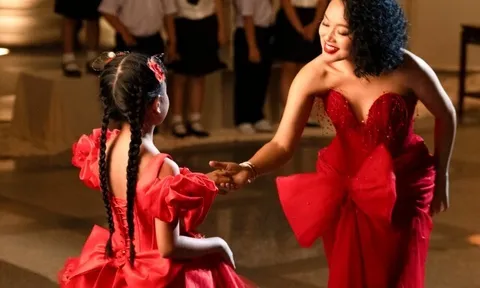 Con gái 7 tuổi của Hoàng Quyên lần đầu lộ mặt, "chung nhịp hòa ca" với mẹ