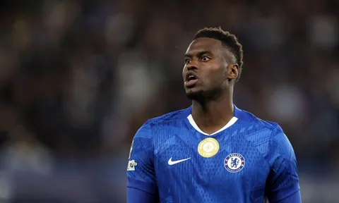 Badiashile có mặt tại Napoli, chuẩn bị chia tay Chelsea