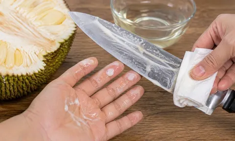 Nhựa mít dính dao, dính tay đừng rửa ngay: Làm cách này vài phút là sạch