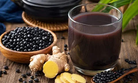 Vì sao nên thêm gừng khi nấu nước đậu đen? Mẹo nhỏ giúp thức uống dễ uống hơn