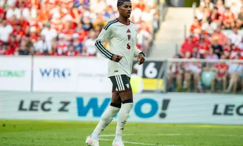 Rashford cảm ơn Carragher vì được bênh vực trước Neville