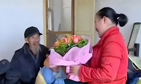 Thiếu nữ 23 tuổi cầu hôn ông lão 71 tuổi, cưới về mang bầu sinh quý tử kháu khỉnh, giờ làm mẹ đơn thân nuôi con