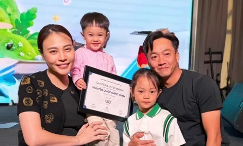 2 con của Đàm Thu Trang - Cường Đô La chăm chỉ rửa bát, nhận "tiền lương" nói sẽ xây nhà cho bố mẹ