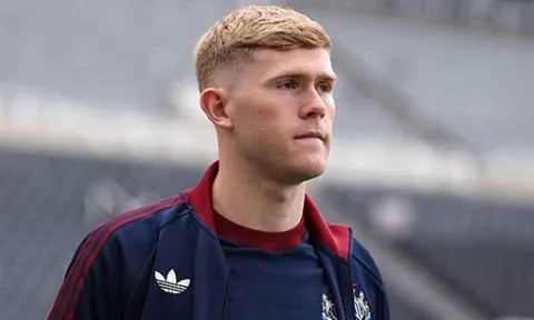 Điều gì khiến Lewis Hall quay lưng với Man Utd?