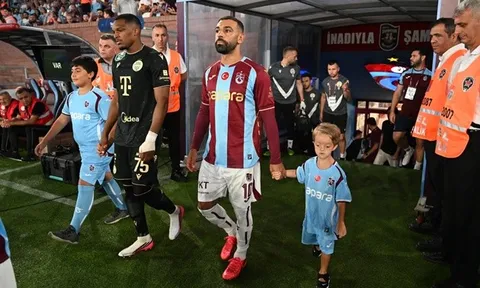 Salah gây sốt khi nắm tay fan nhí mắc bệnh hiểm nghèo ra sân