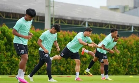 HLV Thái Lan tuyên bố áp lực đè nặng lên tuyển Việt Nam