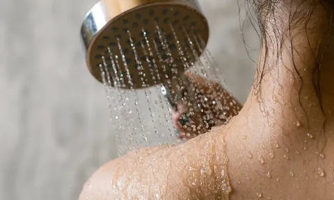 4 khung giờ dù bẩn tới mấy cũng đừng đi tắm kẻo dễ đột quỵ