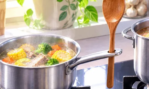 Chiếc lỗ trên tay cầm nồi chảo thực sự được thiết kế để làm gì? Hóa ra không chỉ để treo lên