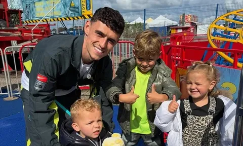 Phil Foden gây sốt khi đưa gia đình đi nghỉ mát bình dân