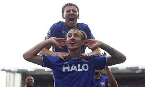Ghi bàn phút 90, Ipswich thắng Sunderland 2-1 ngày ra quân