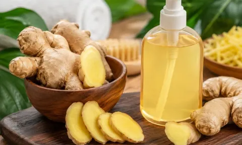 Dùng gừng tươi gội đầu: Mẹo đơn giản hỗ trợ sạch gàu, da đầu thông thoáng, tóc trông khỏe hơn