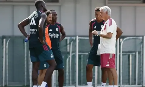 Jose Mourinho giăng "bẫy" truy tìm cầu thủ tuồn tin mật cho báo chí