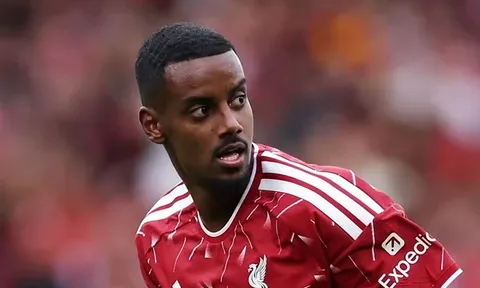 Owen tin Isak sẽ vượt qua chảo lửa Newcastle