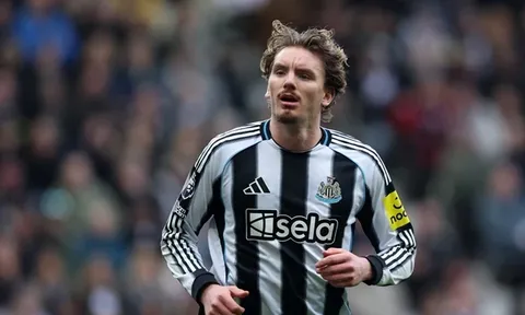 Crouch tin Newcastle thua Liverpool vì chính sách "bán máu"