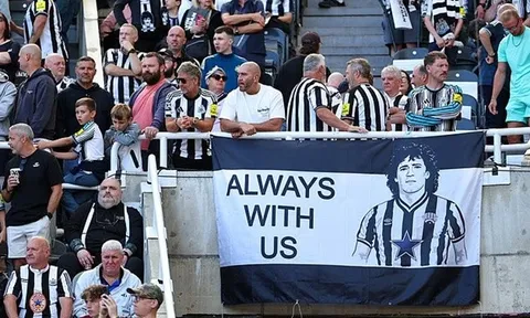 Newcastle và Liverpool lay động trái tim trong ngày tiễn biệt Kevin Keegan