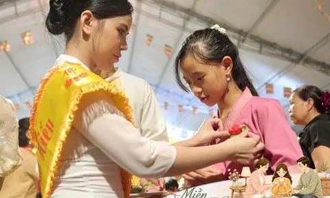 Nhiều người xúc động, rưng rưng nước mắt khi tham gia nghi thức “bông hồng cài áo” trong dịp lễ Vu lan báo hiếu