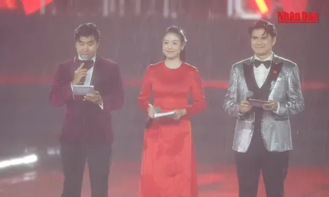 MC concert Tổ quốc trong tim tạo nên khoảnh khắc đáng nhớ khi đứng dẫn dưới trời mưa lớn
