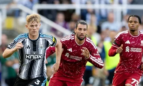 Carragher dùng từ điên rồ chỉ trích hàng tiền vệ Liverpool