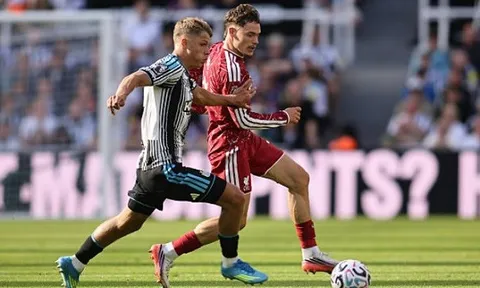 Neville cảnh báo Wirtz và Isak sau trận hòa Newcastle