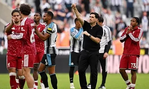 Liverpool giật lại một điểm và bài toán cho Iraola