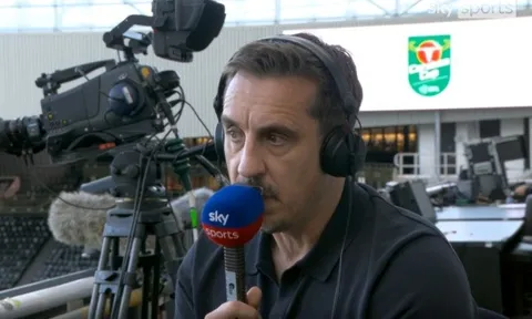 Gary Neville hối thúc Man Utd mua thêm hậu vệ sau trận thua sốc Hull City