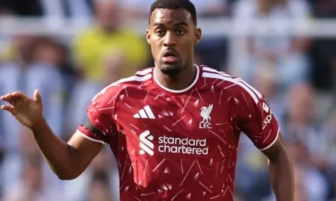 Iraola đang chơi canh bạc mạo hiểm với hàng tiền vệ Liverpool?