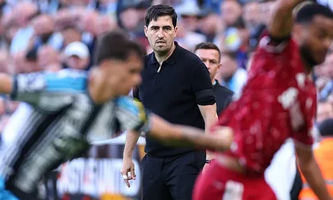 Hòa Newcastle, Iraola nói thẳng vấn đề của Liverpool