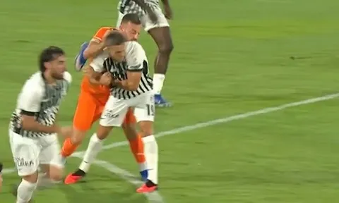 Cựu sao Arsenal Leandro Trossard bị tát ngay trên sân cỏ