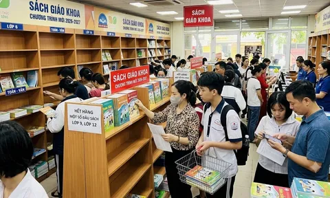 Vì sao sách giáo khoa khan hiếm trước thềm năm học mới?