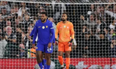 CĐV Chelsea đòi bán Robert Sanchez sau sai lầm trước Fulham