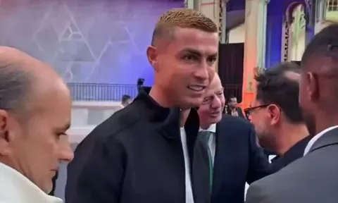 Ronaldo gây chú ý với biểu cảm lạ khi chạm mặt Chủ tịch FIFA Infantino