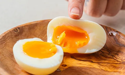 Tại sao nên cho chút giấm vào nồi luộc trứng?