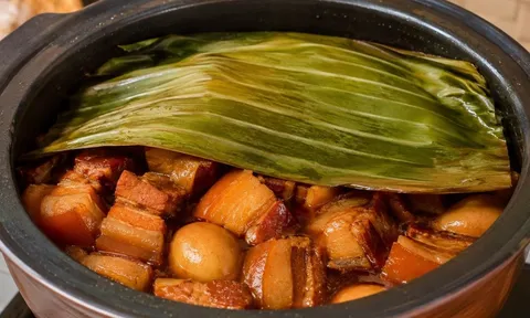 Vì sao nhiều người phủ lá chuối lên mặt nồi thịt kho tàu?