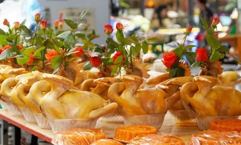 Cận Rằm tháng Bảy, người dân Hà Nội sắm sửa đủ mọi mặt hàng, giá cả tăng vọt, gà cánh tiên đắt nhất chợ