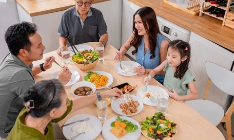 Thế hệ “sandwich”: Khi sự tự chủ tài chính trở thành món quà dành cho gia đình