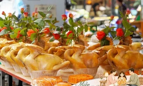Cận Rằm tháng Bảy, người dân Hà Nội sắm sửa đủ mọi mặt hàng, giá cả tăng vọt, gà cánh tiên đắt nhất chợ