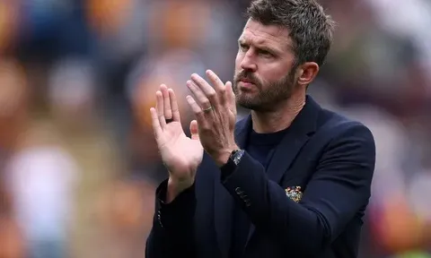 Dwight Yorke khuyên Michael Carrick loại bỏ Harry Maguire