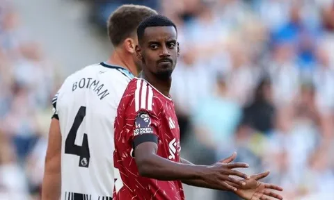 Alexander Isak lộ dấu hiệu bất an ngày trở lại Newcastle