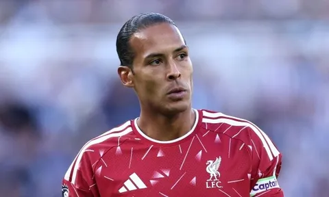 Virgil van Dijk lạc nhịp giữa triết lý pressing tầm cao của Iraola