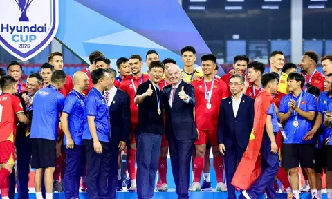 HLV Kim Sang Sik tự hào nhận danh xưng vua bóng đá VN