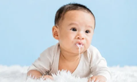 Nôn trớ ở trẻ nhỏ: Sinh lý nhưng không nên chủ quan