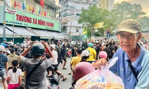 Thanh niên tranh thủ đi “giật cô hồn” chiều Rằm tháng Bảy, nhiều người phấn khởi khi được tặng quà mang về