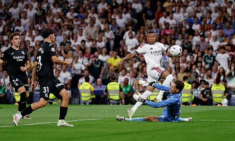 Lập hat-trick, Mbappe thiết lập cột mốc lịch sử tại Real