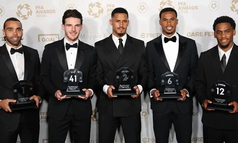 Declan Rice ghi điểm với phản ứng sau khi Bruno Fernandes thắng giải PFA