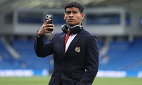 Man Utd bất ngờ đẩy tài năng trẻ Diego Leon đi du học