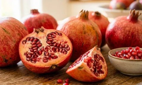 Đang mùa lựu, mách bạn 5 mẹo chọn lựu mọng nước, ngọt lịm