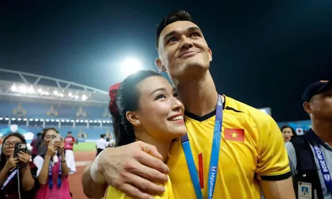 Đêm chung kết ASEAN Cup 2026: Thủ môn Patrik Lê Giang ôm MC Hoàng Oanh, chính thức công khai hẹn hò